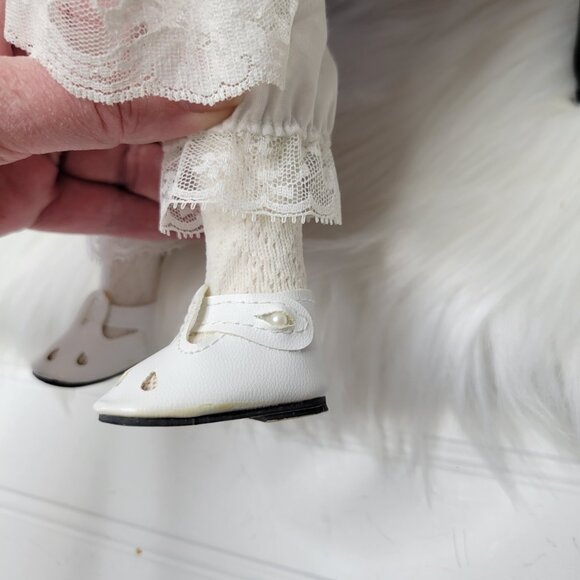 Vintage Brinn's Collectible Porcelain Doll 15" 1992 White Lace Dress & Knickers - Picture 5 of 12